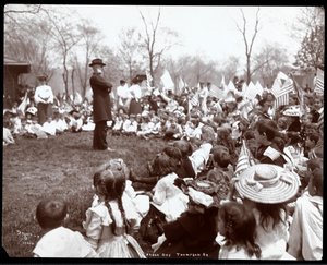 Crianças assistindo um artista no dia da árvore em Tompkins Square Park, Nova Iorque, 1904 (impressão de gelatina de prata)